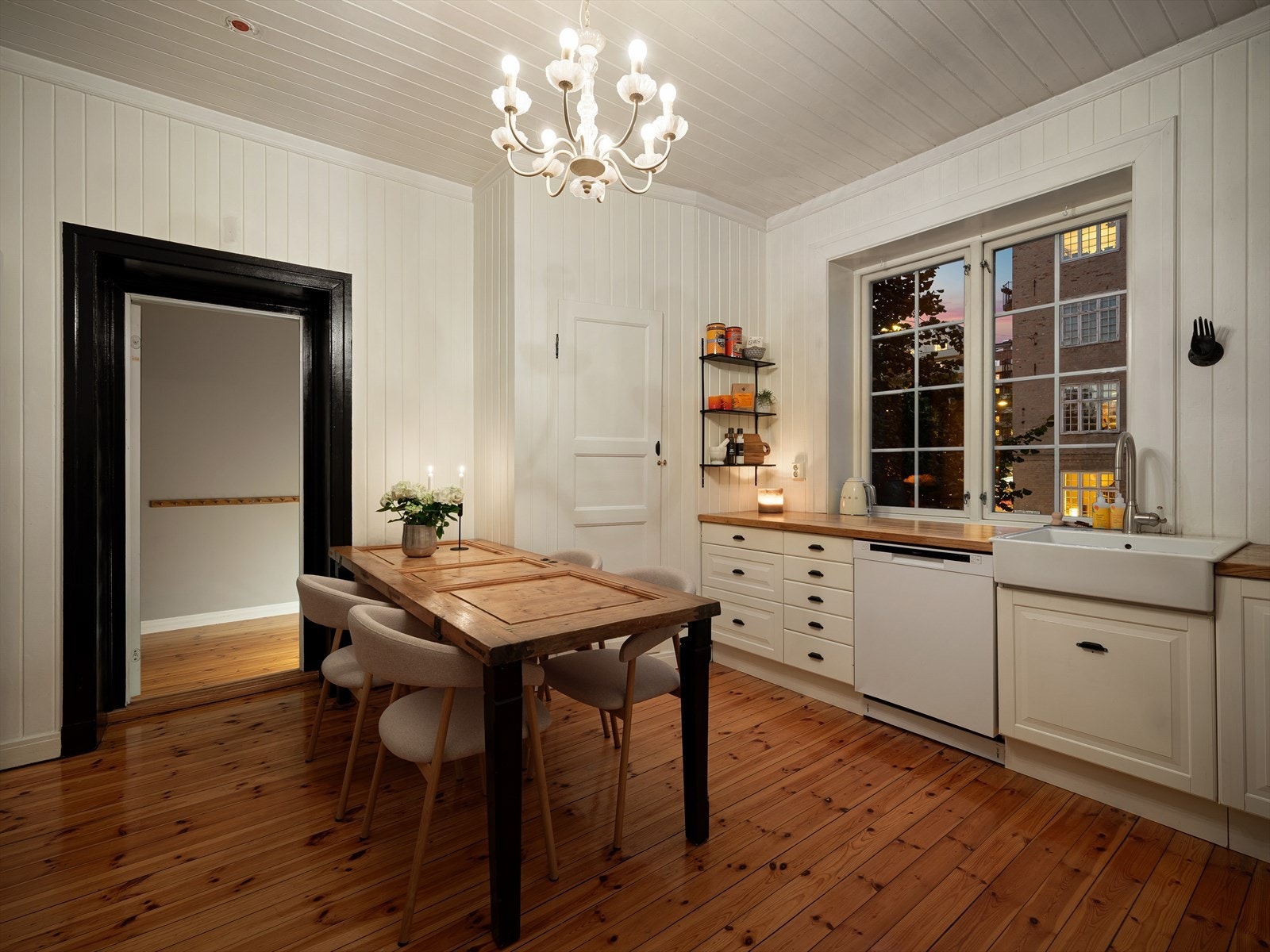 Tilpasset komfyr og oppvaskmaskin. Plassbygd spiskammers med hylleløsning. Galleribilde