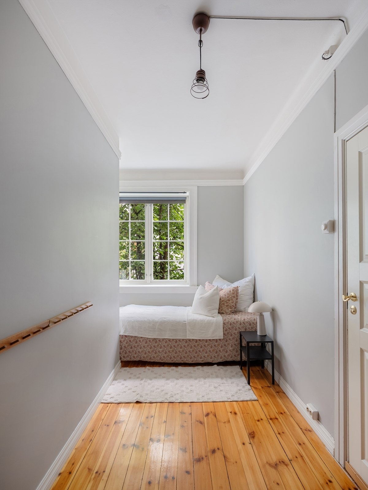 Soverom 2 med plass til seng og garderobeskap. Galleribilde