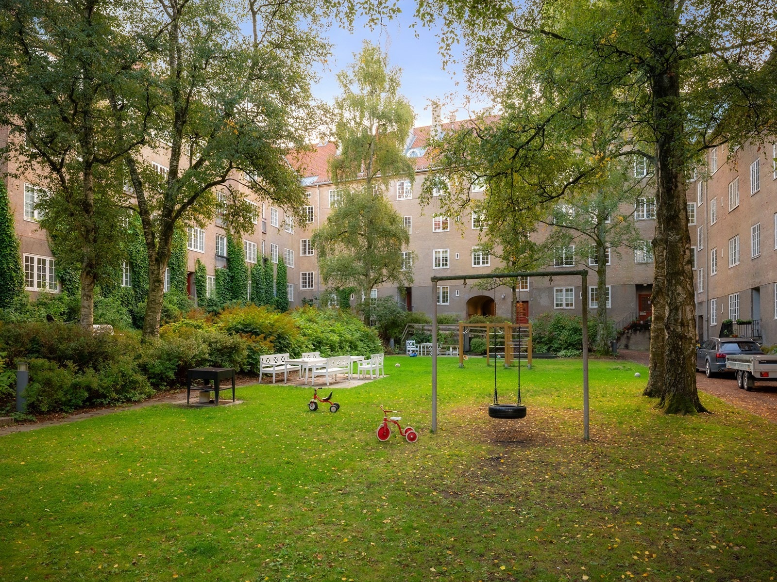 Svært pent opparbeidet bakgård med god boltringsplass for både store og små. Galleribilde