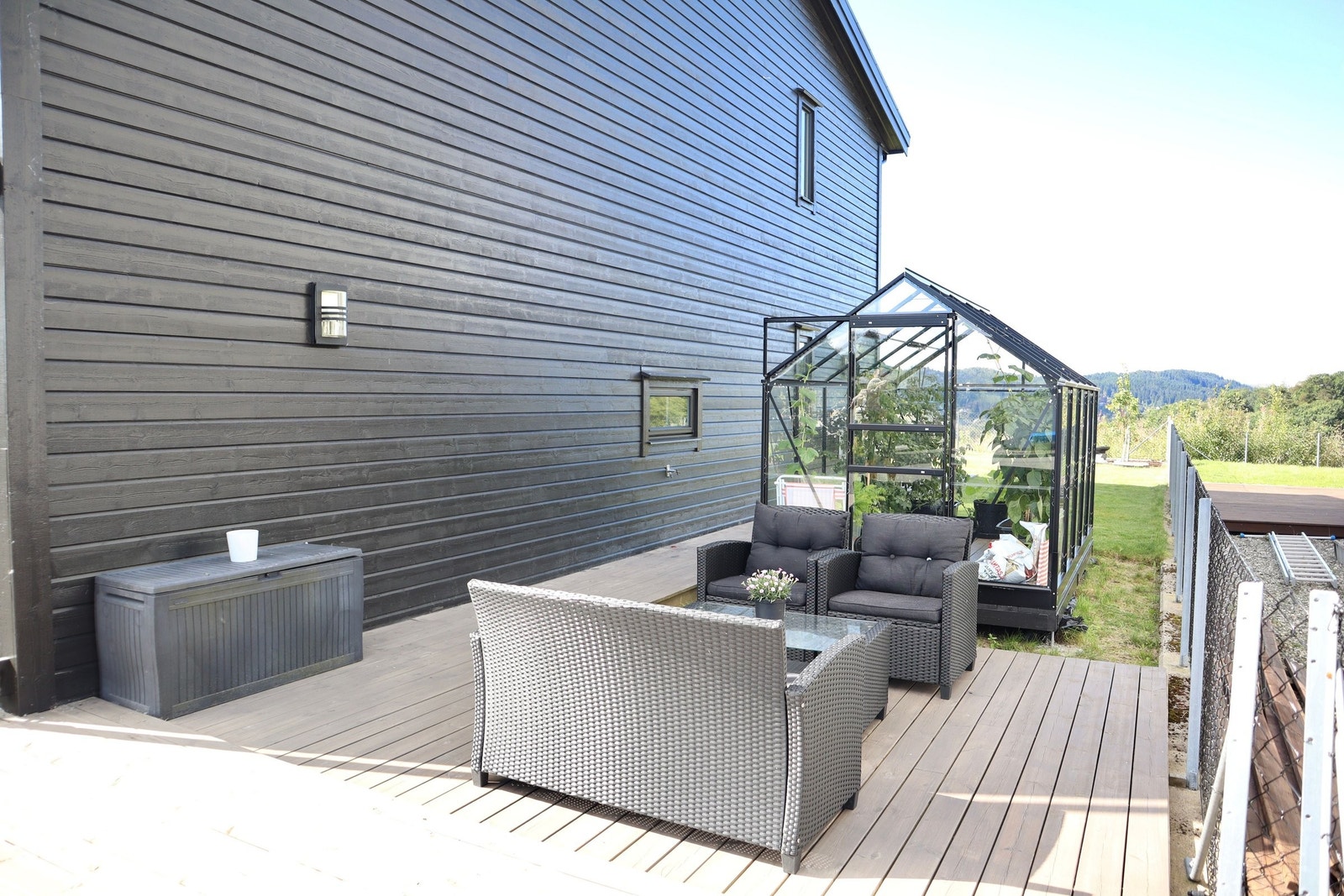 Det er god plass til sittegruppe på fremsiden. Galleribilde