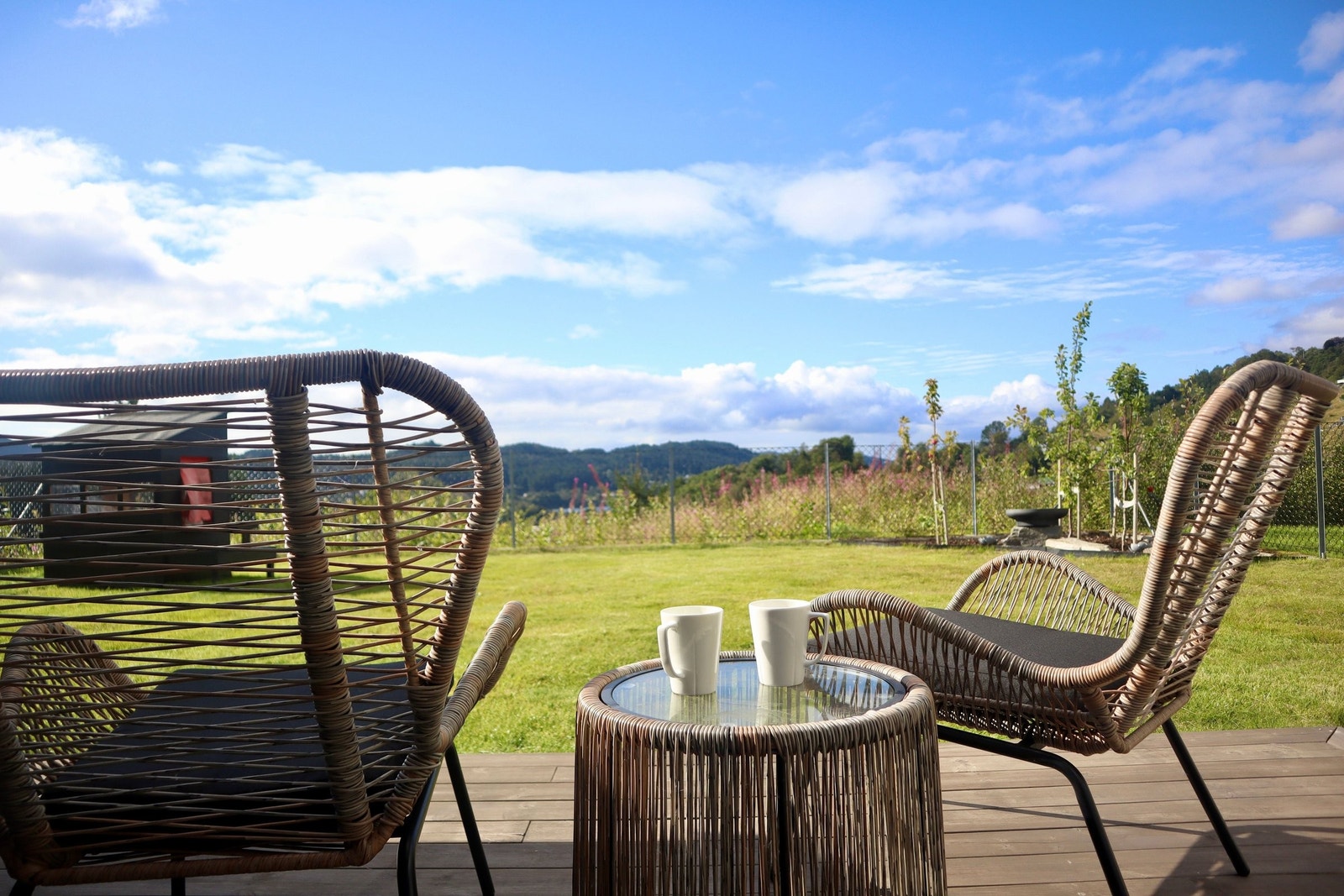 Lettstelt hage på eiendommen med meget gode solforhold og flott utsikt. Galleribilde