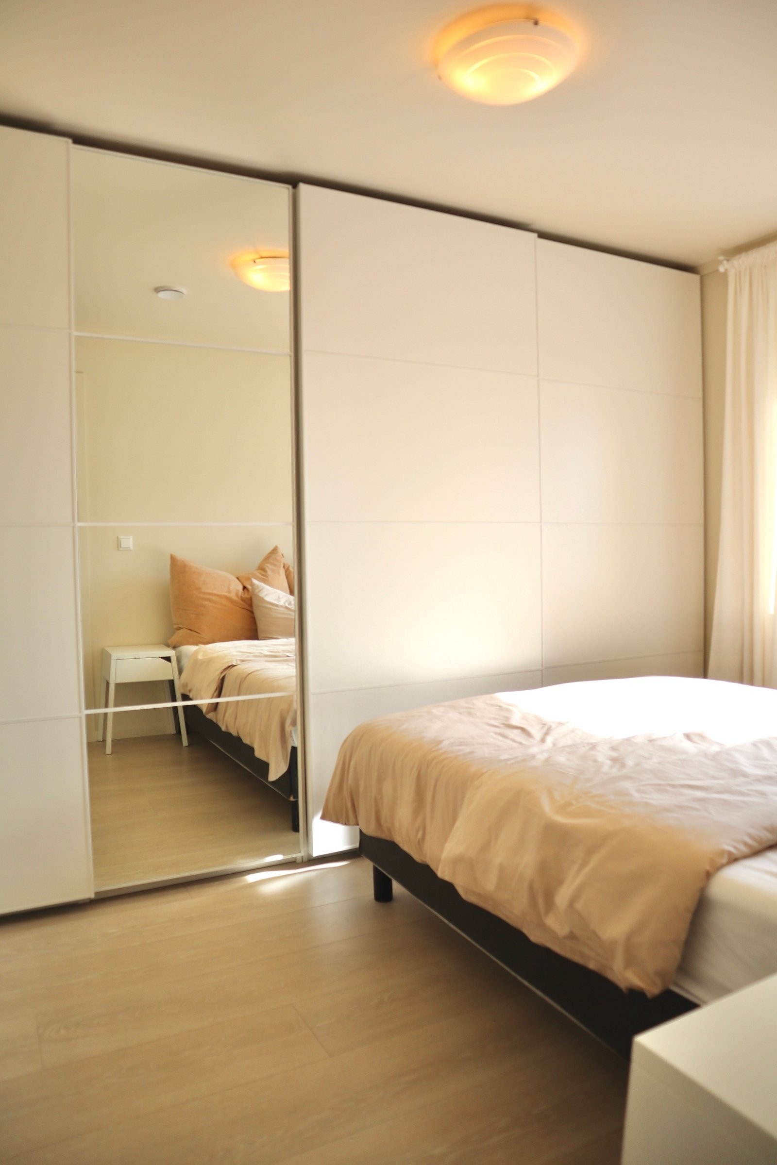 Soverom med romslig skyvedørsgarderobe. Galleribilde