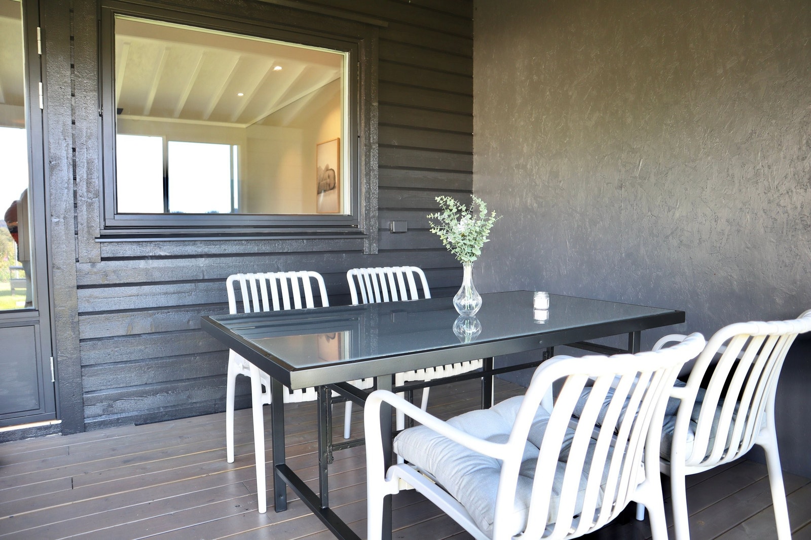 Koselig sommerstue med skyvedører med enkle glass. Galleribilde