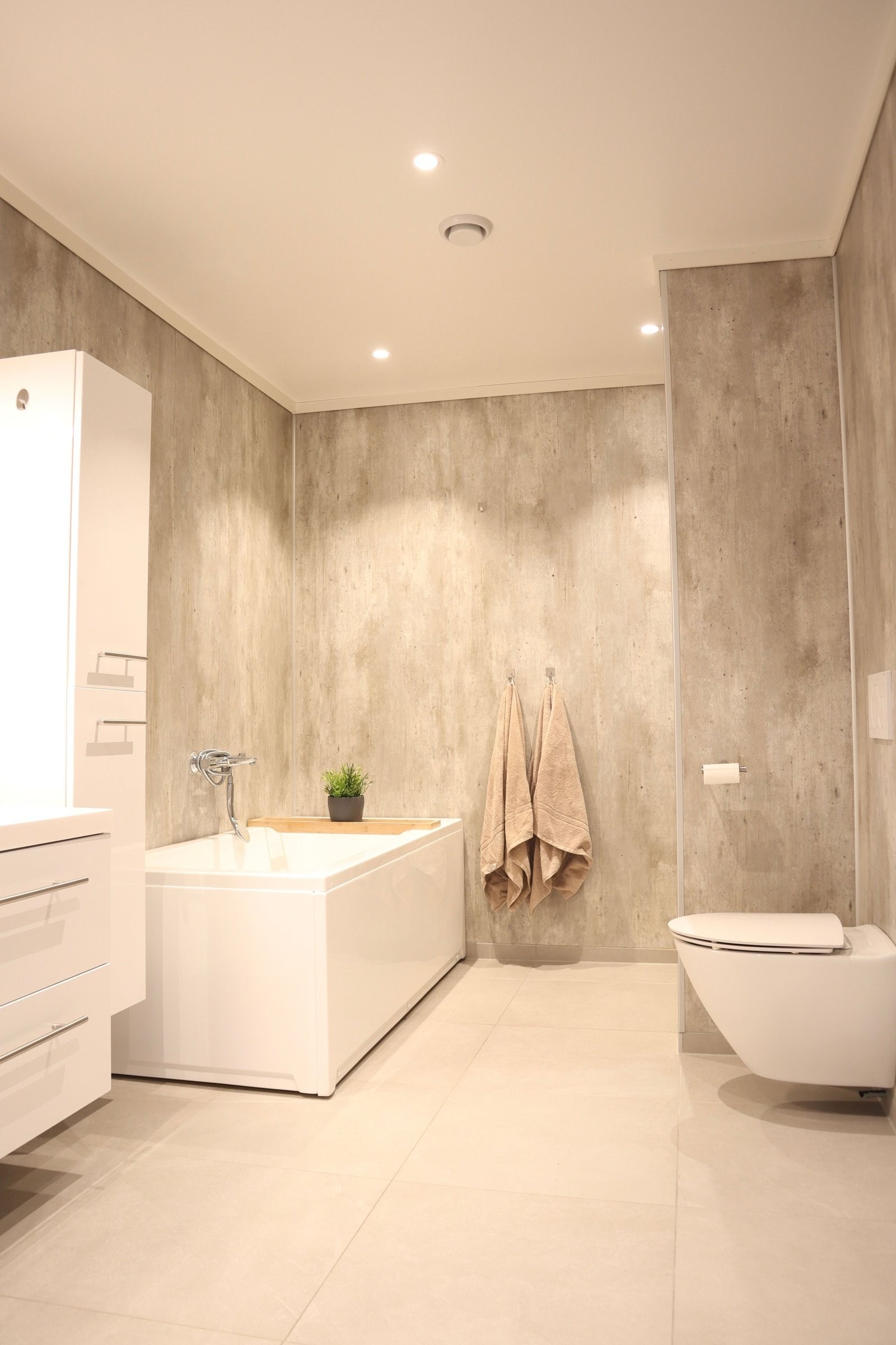 Bad i 2.etasje inneholder servantinnredning med skuffer, høyskap for oppbevaring, wc, badekar og dusjnisje. Galleribilde