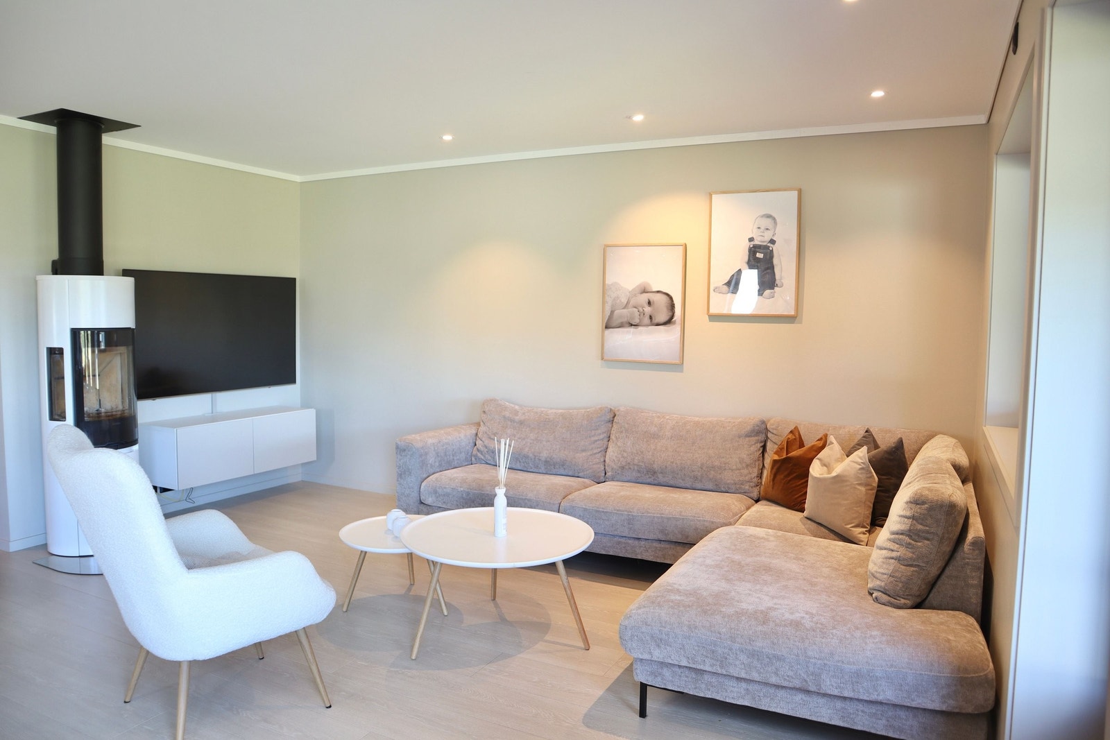 Her i stuen er det vedovn for varme og hygge på den mørke årstiden. Galleribilde