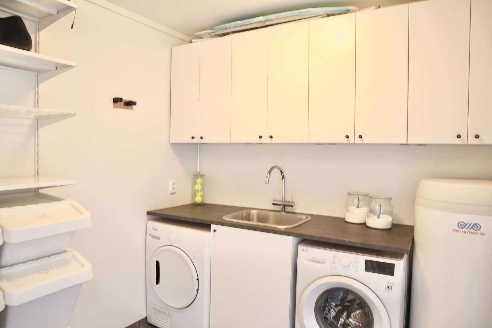 Vaskerom som har godt med oppbevaring. Fliser og varmekabler i gulv. Galleribilde