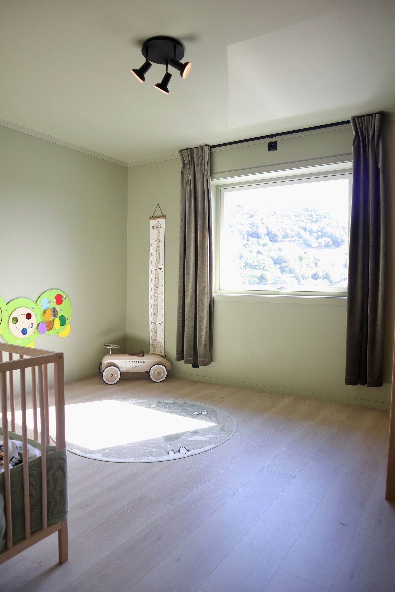 Begge barnerommene i denne etasjen har god plass for seng, garderobe og barnelek. Galleribilde