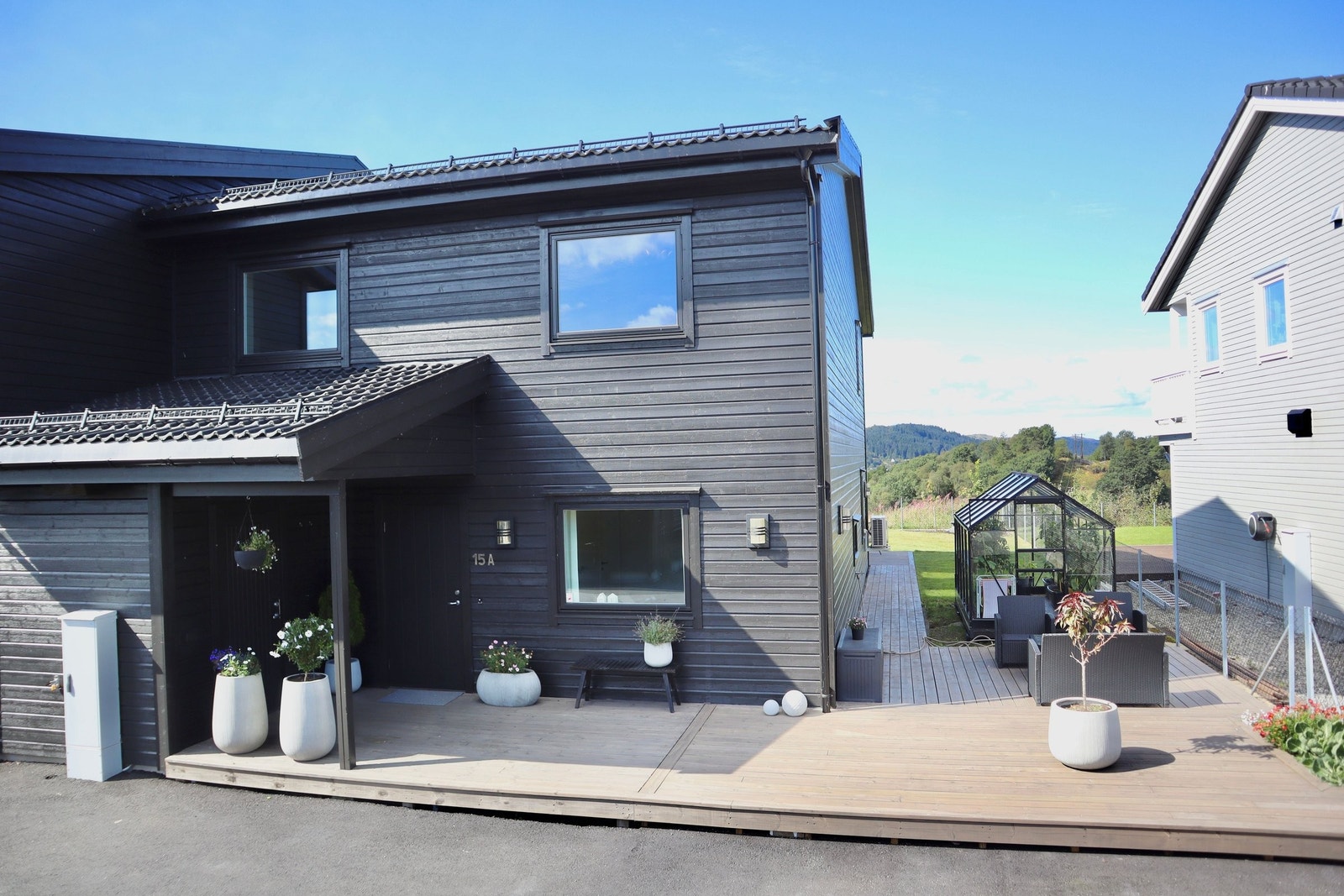 Innbydende inngangsparti med stor platting. Galleribilde