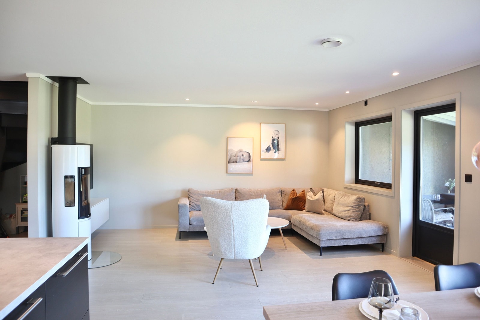 Lys og romslig stue. Det er rikelig plass til både sofagruppe og spisebord. Galleribilde