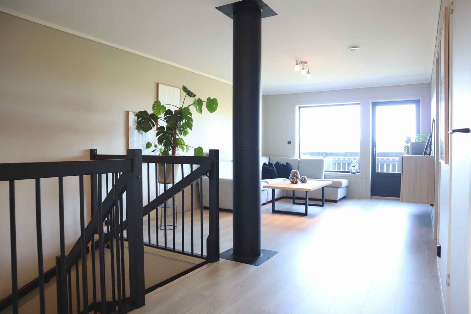 Loftstue med utgang til solrik altan på 7 kvm med vakker utsikt. Galleribilde