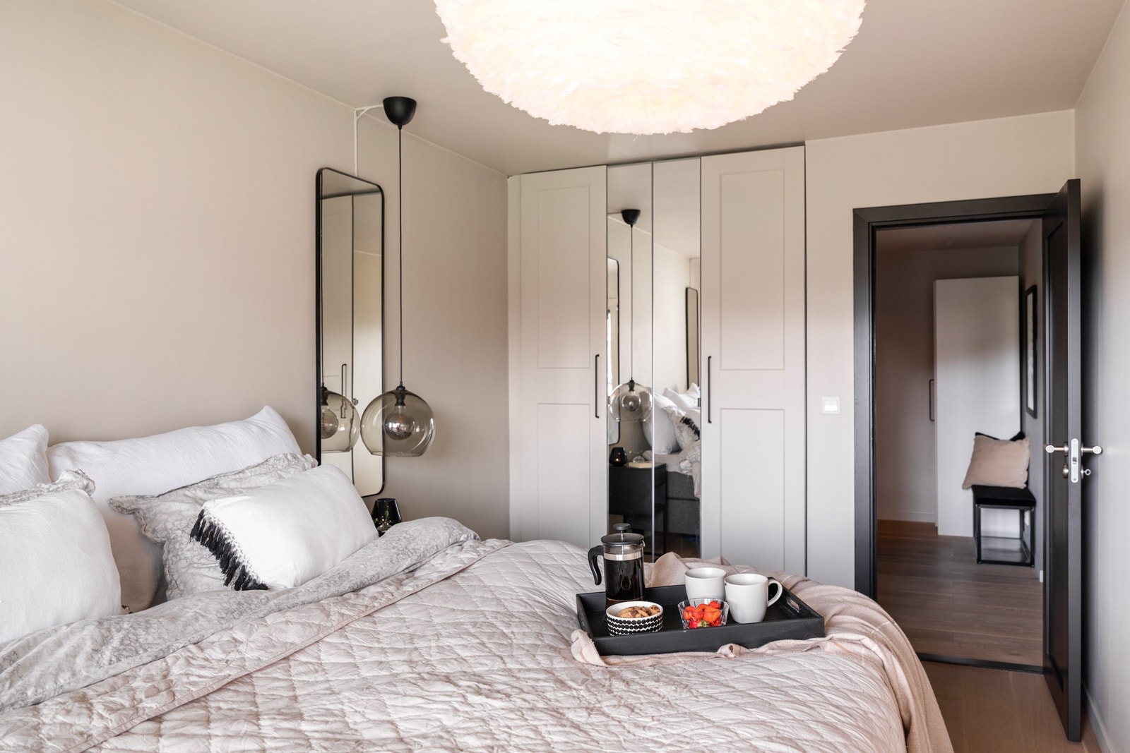 Godt med oppbevaringsplass i form av medfølgende garderobeskap. Galleribilde