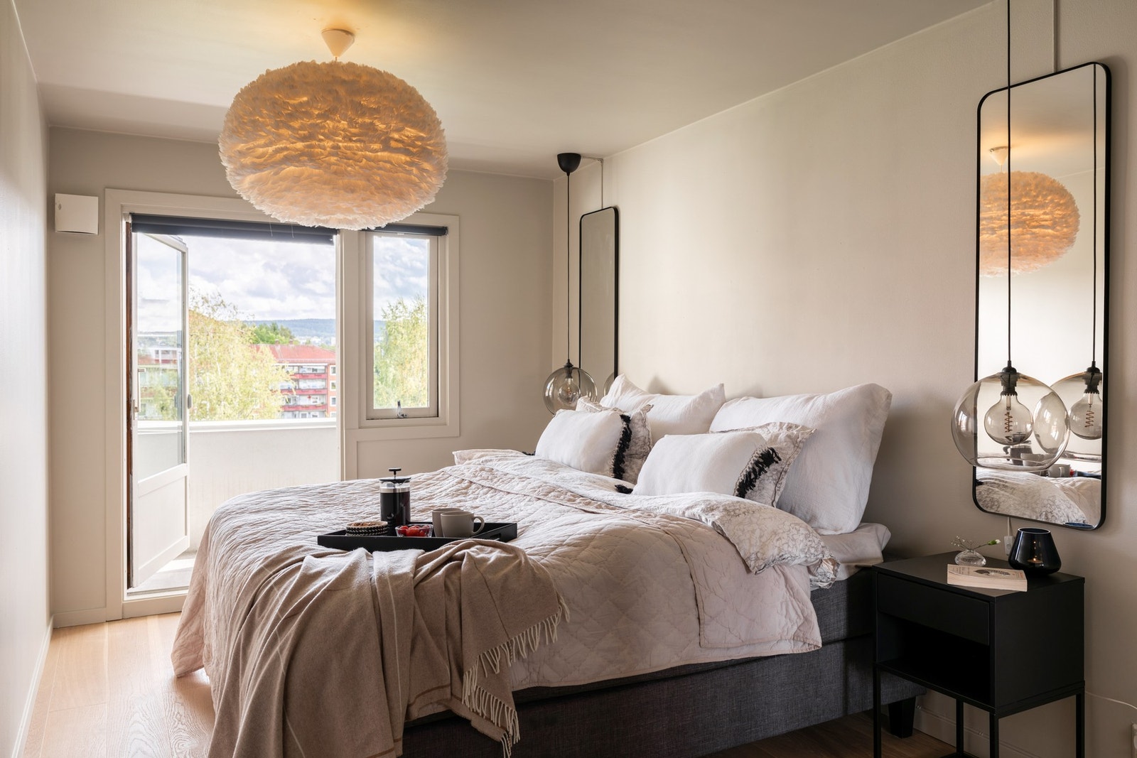 Romslig og innbydende hovedsoverom med god plass til dobbeltseng og nattbord. Galleribilde