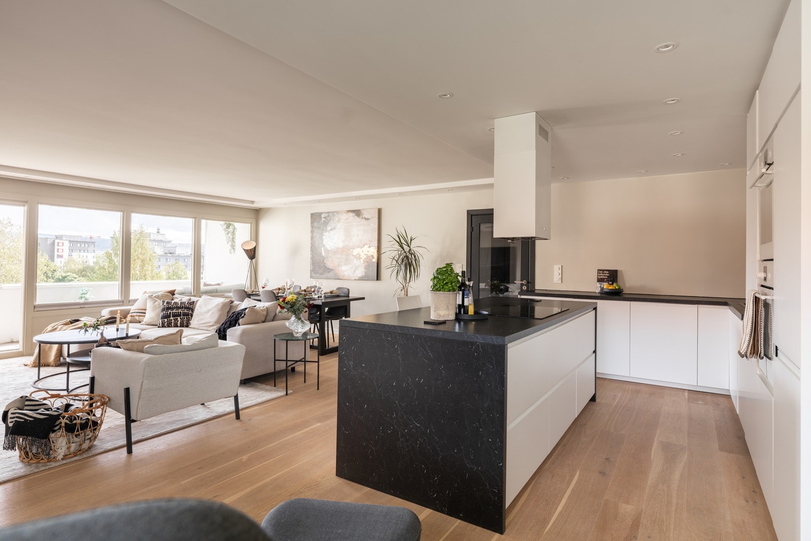 Sosial og åpen stue- kjøkkenløsning. Galleribilde