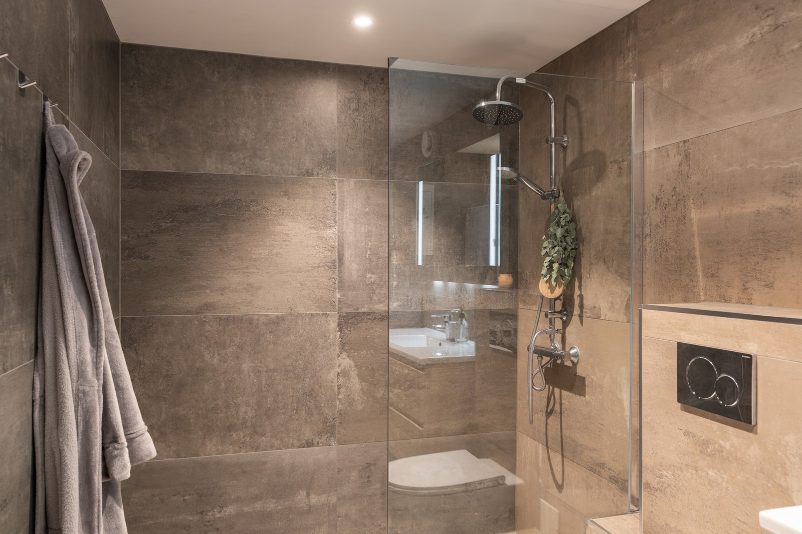 Innbydende dusjnisje med regnfallsdusj. Galleribilde