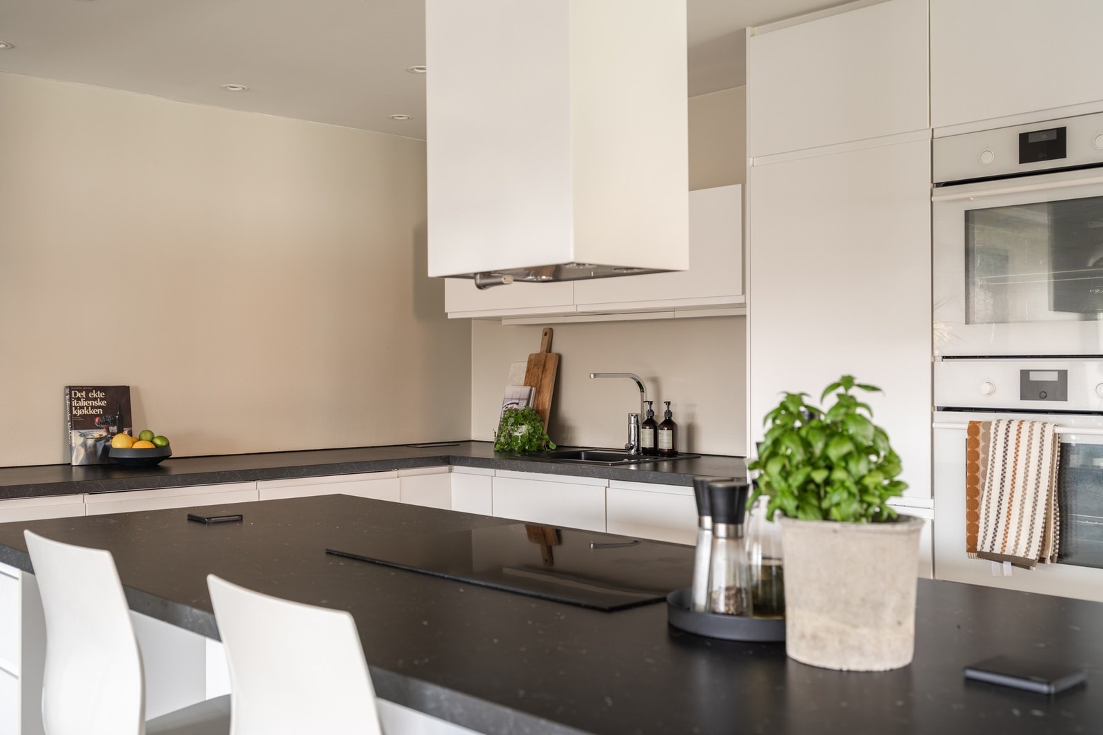 Kjøkkenet har godt med skap- og benkeplass. Galleribilde