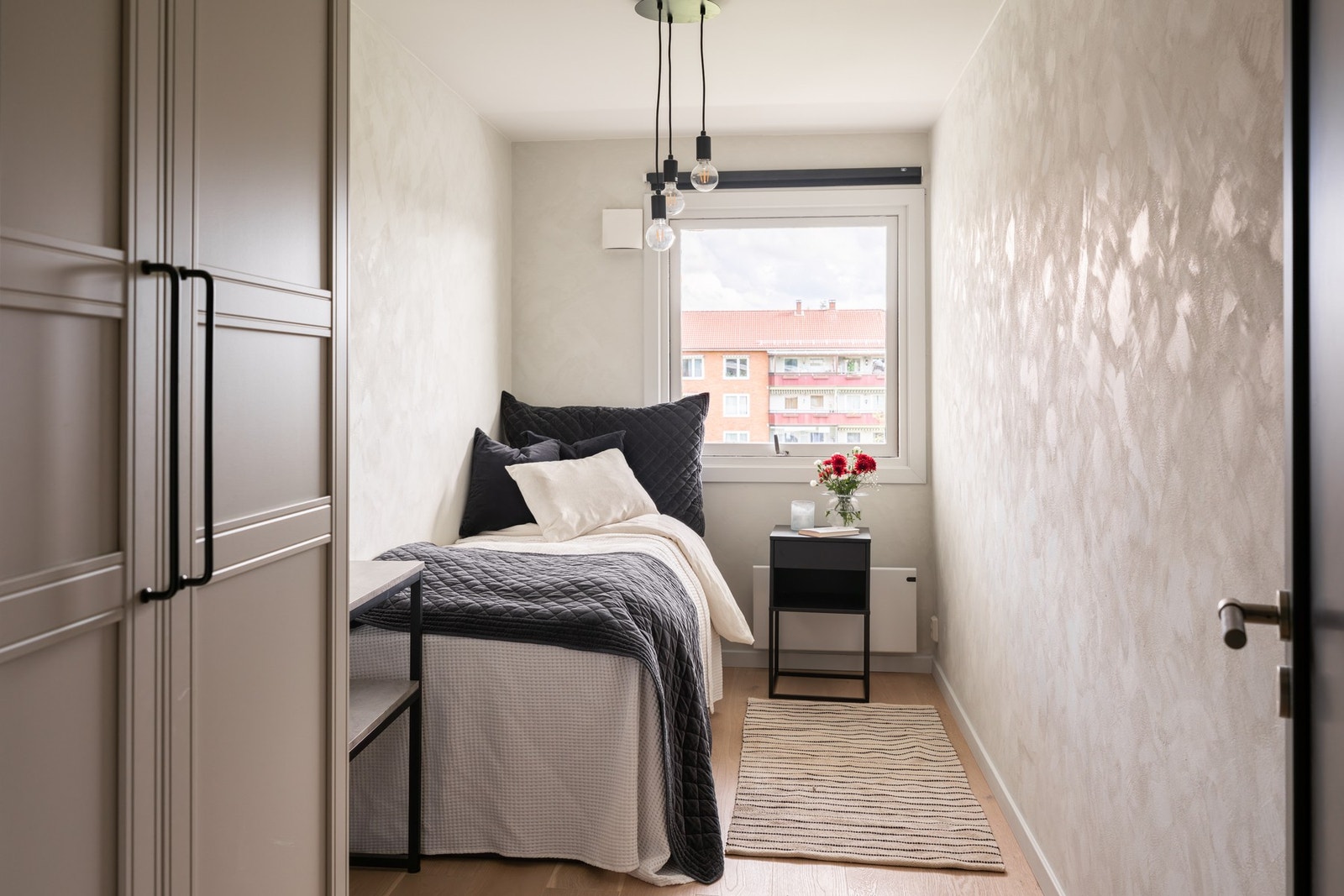 Soverom 2 med plass til seng og garderobe. Galleribilde