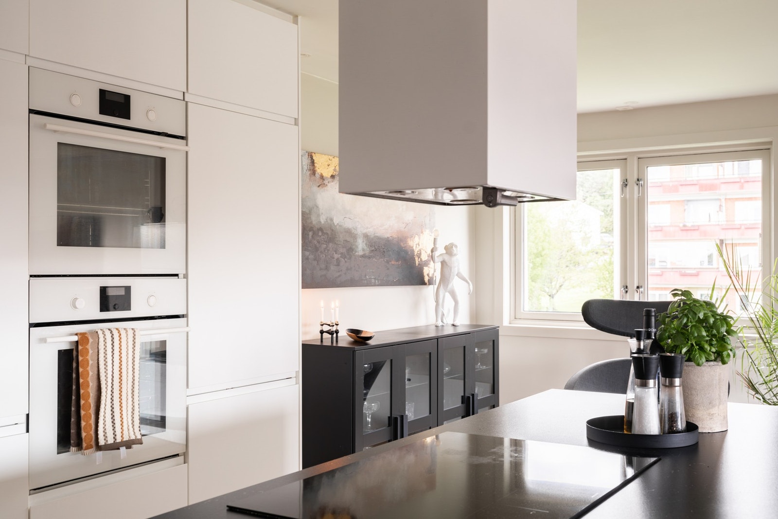 Stue/kjøkken får mye naturlig lys grunnet leilighetens endeplassering. Galleribilde