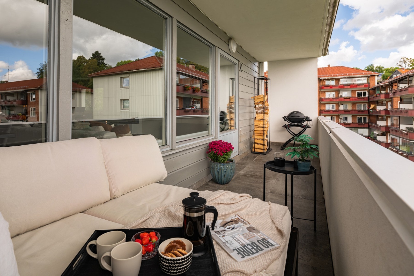 Fra stuen er det utgang til en solrik, sydvendt balkong. Galleribilde