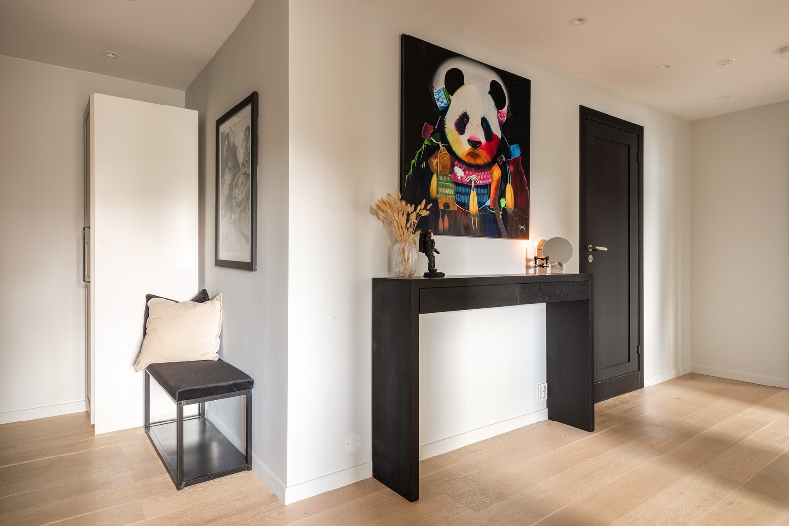 Lys og innbydende entrè med plass til oppbevaring av yttertøy. Galleribilde