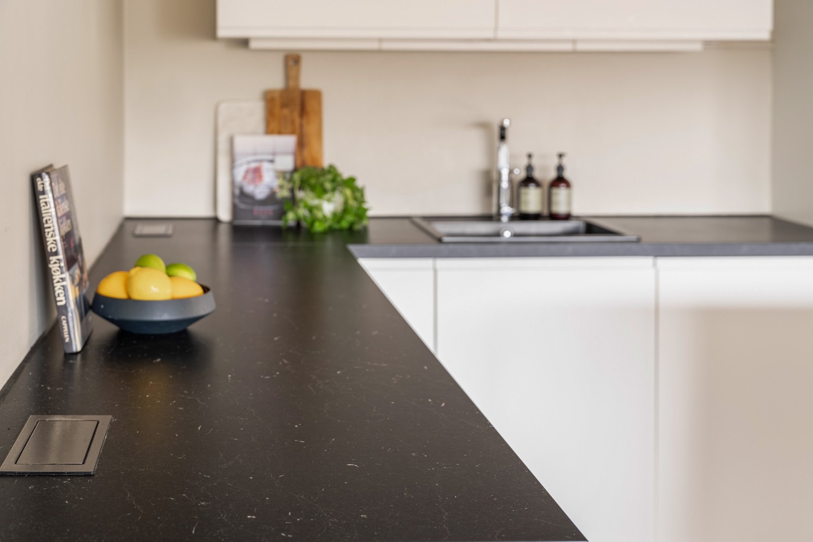 Flotte detaljer som pop-up stikk i benkeplaten. Galleribilde