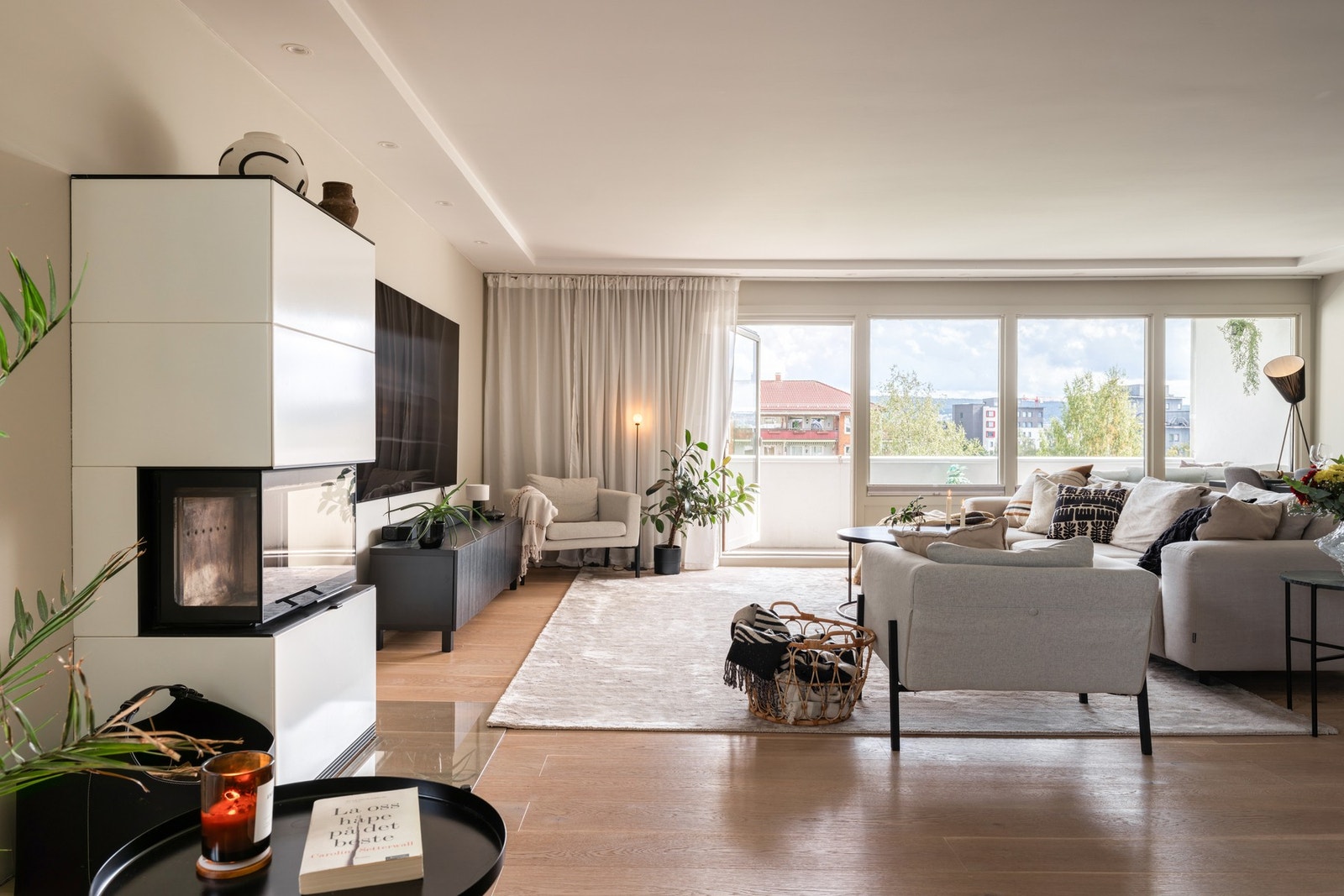 Leiligheten har en romslig og innbydende stue med god lysinngang fra 2 sider. Galleribilde