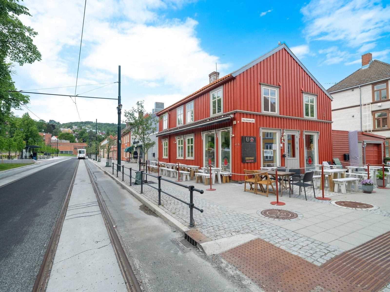 I tillegg til flotte grøntarealer og fine stier langs trondheimsfjorden, tilbyr Ila umiddelbar nærhet til kafeer og restauranter. Galleribilde