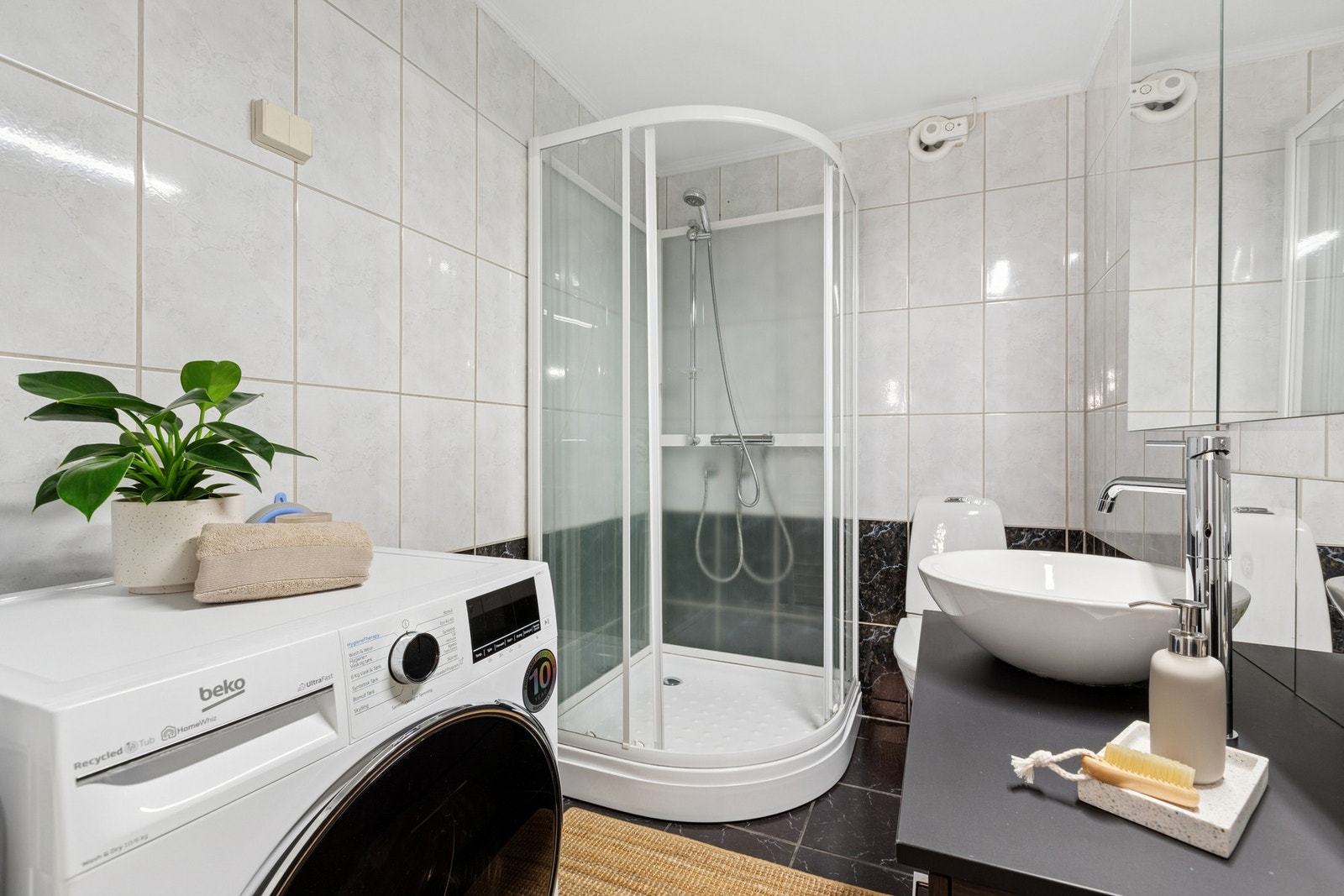 Badet er oppgradert med nytt dusjkabinett og WC! Galleribilde
