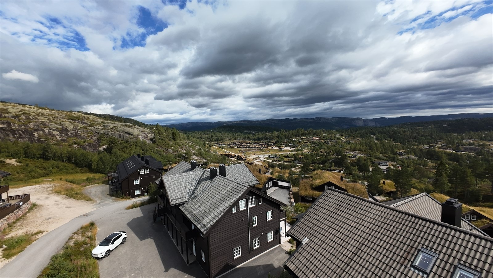 Sentral beliggenhet. Leiligheten strekker seg over 2. og 3. etg på enden av bygget som vist på foto Galleribilde