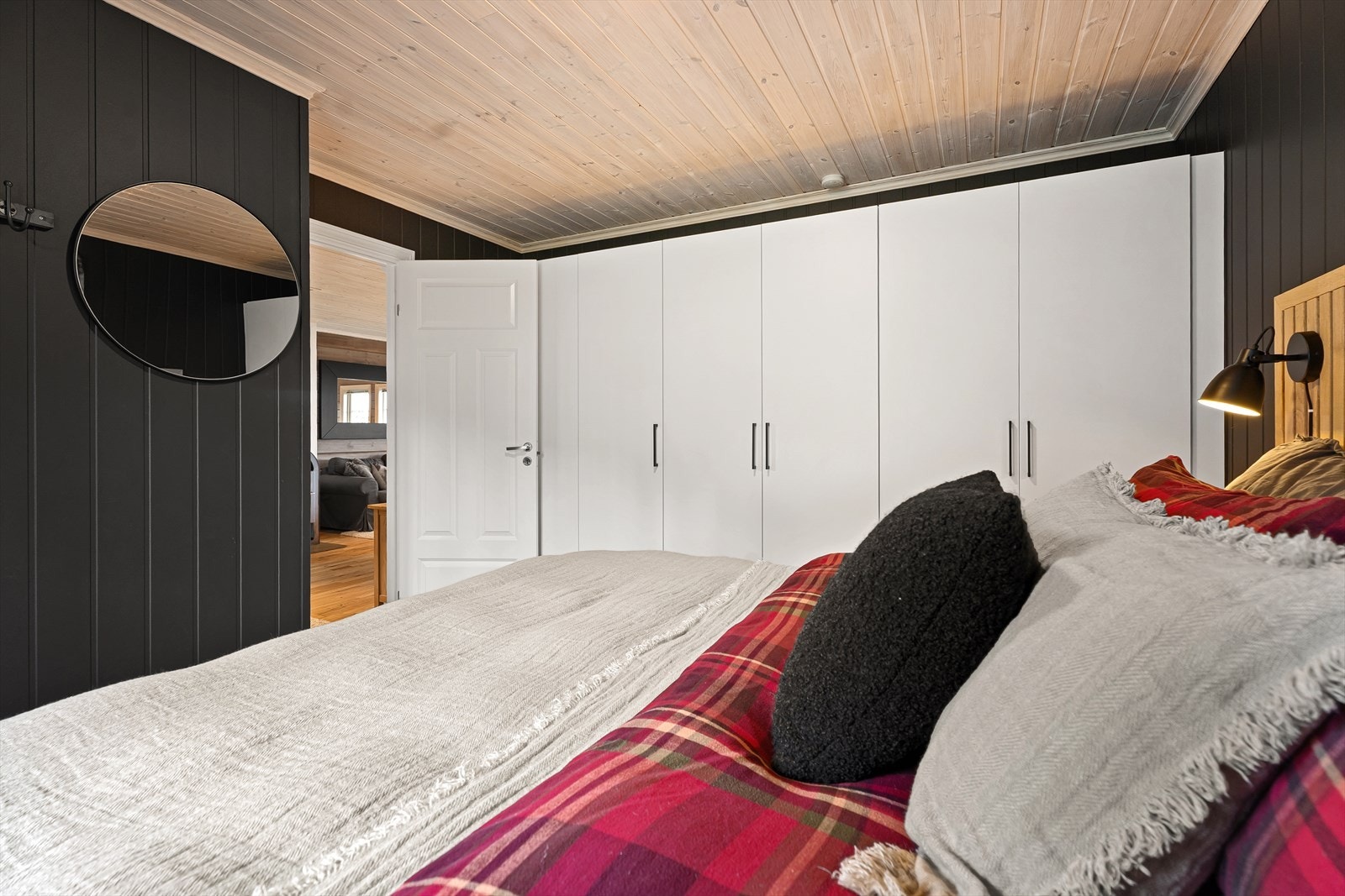 Foreldreværelse på hovedplan - rikelig med garderobeplass Galleribilde