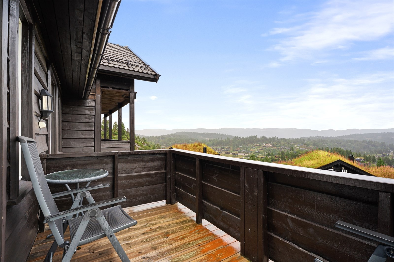 Veranda høyt og luftig, gode solforhold og vidstrakt utsikt Galleribilde