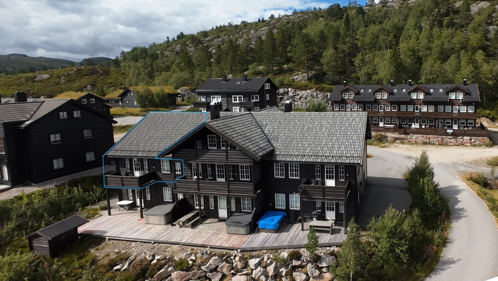 Leiligheten ligger solrikt, høyt og luftig på enden av bygget i 2. og 3. etg. Galleribilde