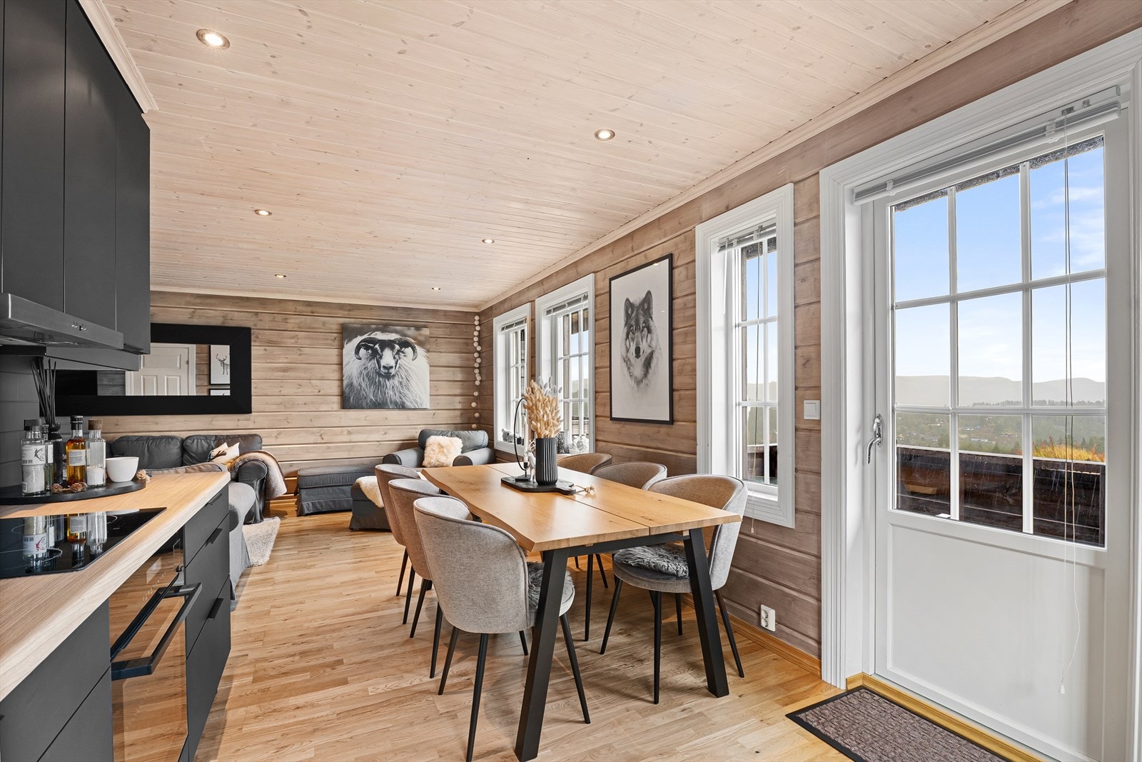 Spisestue/kjøkken med utgang til veranda Galleribilde