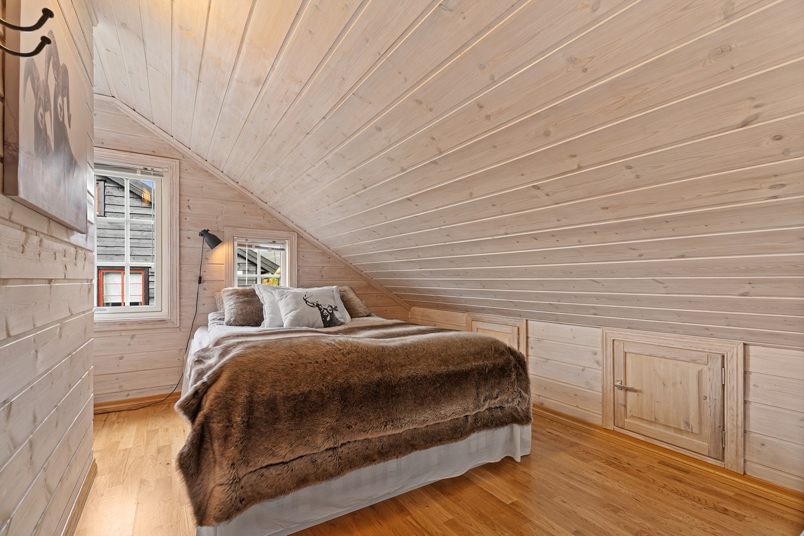 Soverom på loft med bodplass i knevegg Galleribilde