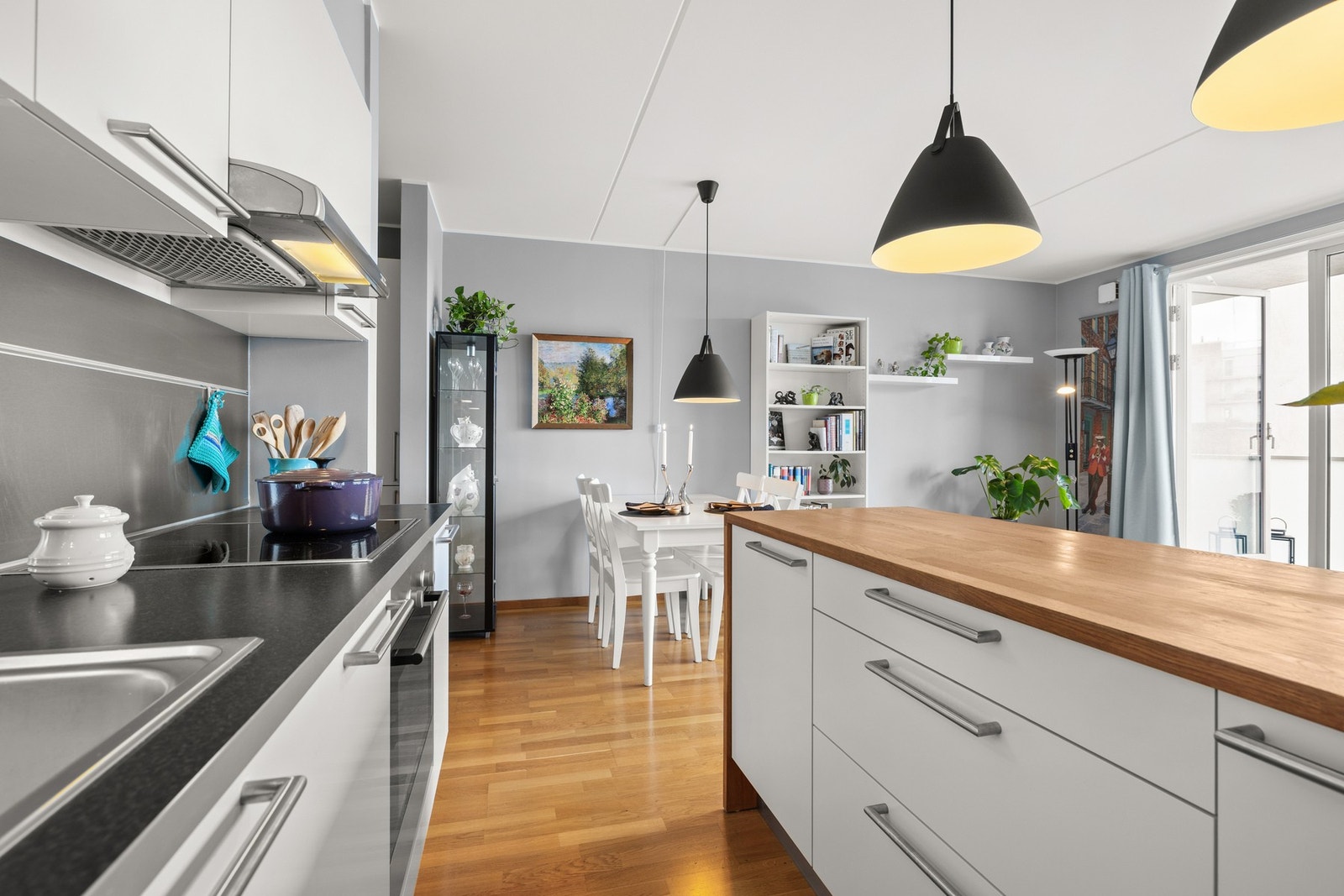 Kjøkkenøy med benkeplate og sideplater i heltre eik. Galleribilde
