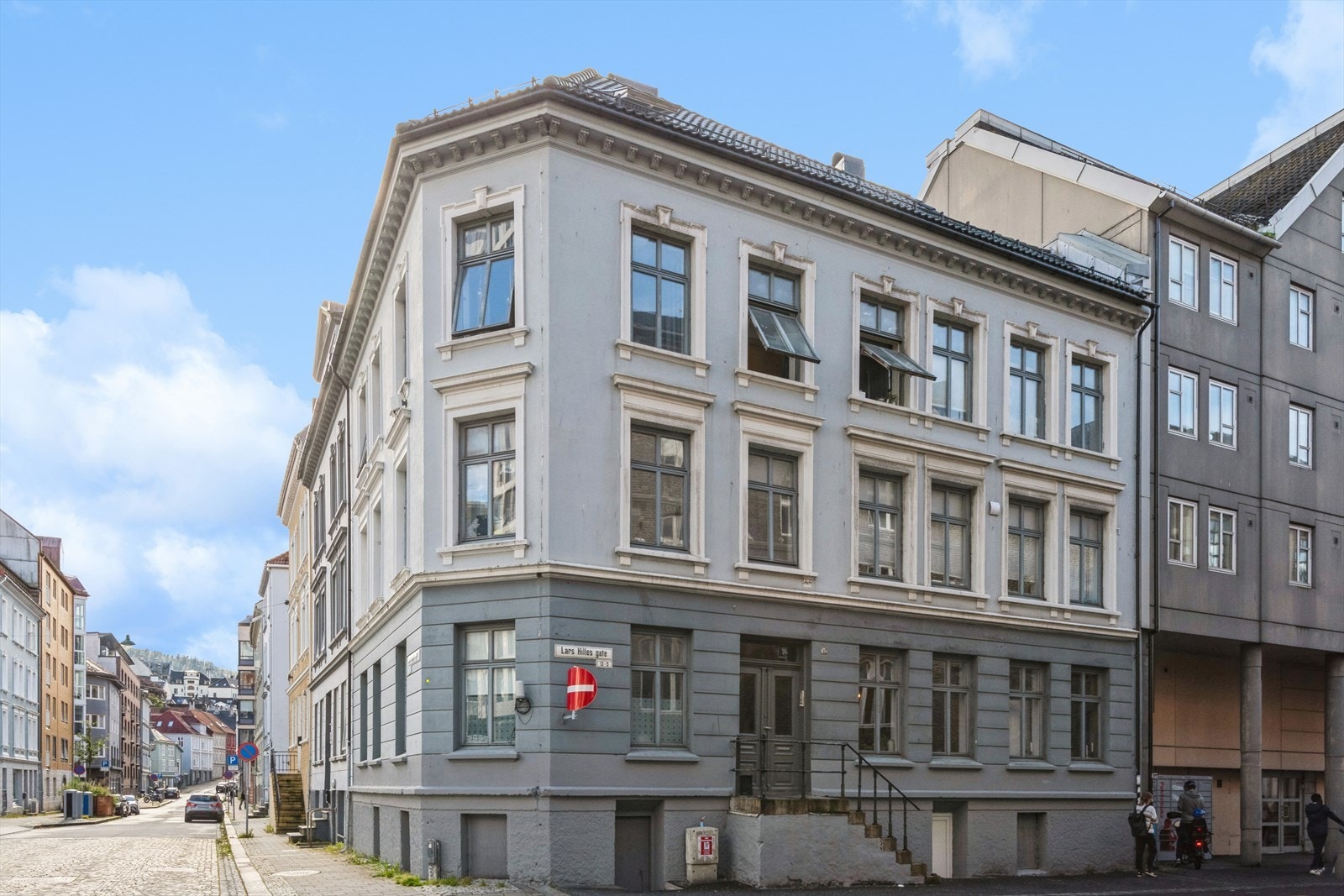 Fasade. Det var takoppgradering 2018/2019. Boligen ligger i høy 1.etasje Galleribilde