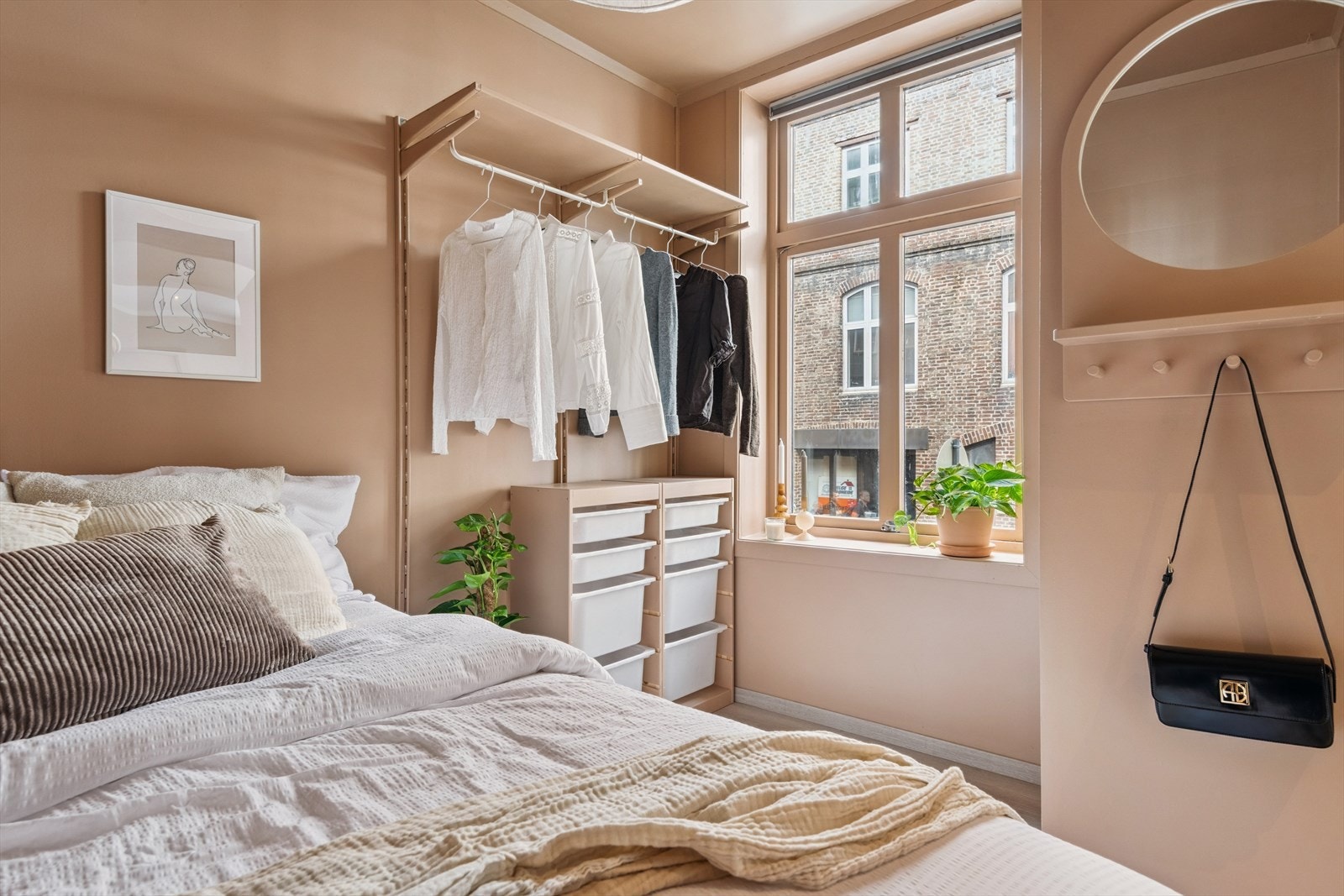 Praktisk krok for kommode, garderobe eller annet møblement Galleribilde