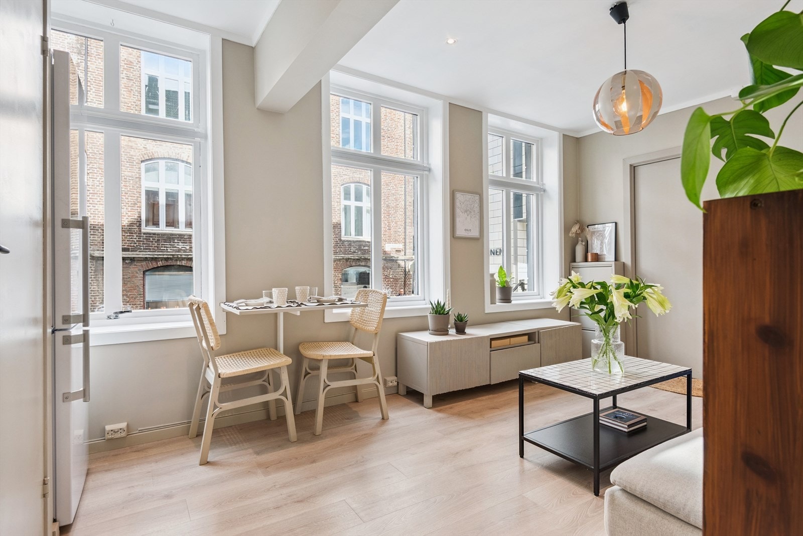 Leiligheten har fine kvaliteter som god takhøyde og store, fine vinduer. Her har du godt med lys! Galleribilde