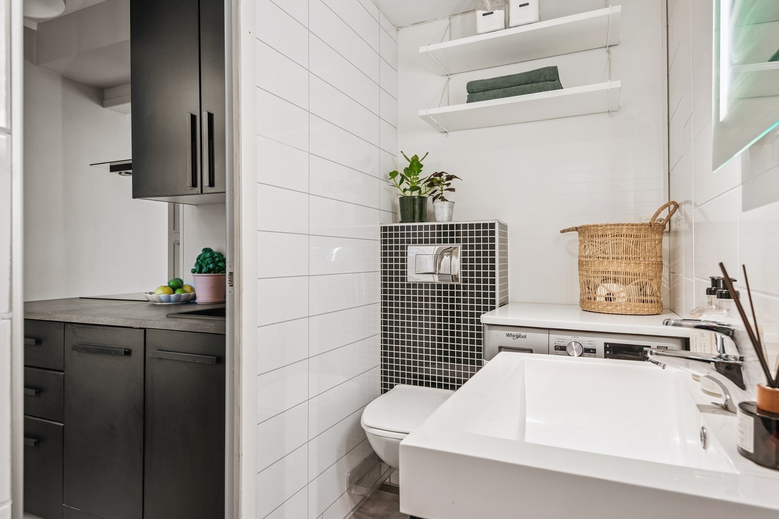 Badet inneholder toalett, dusj og servant med skapinnredning Galleribilde