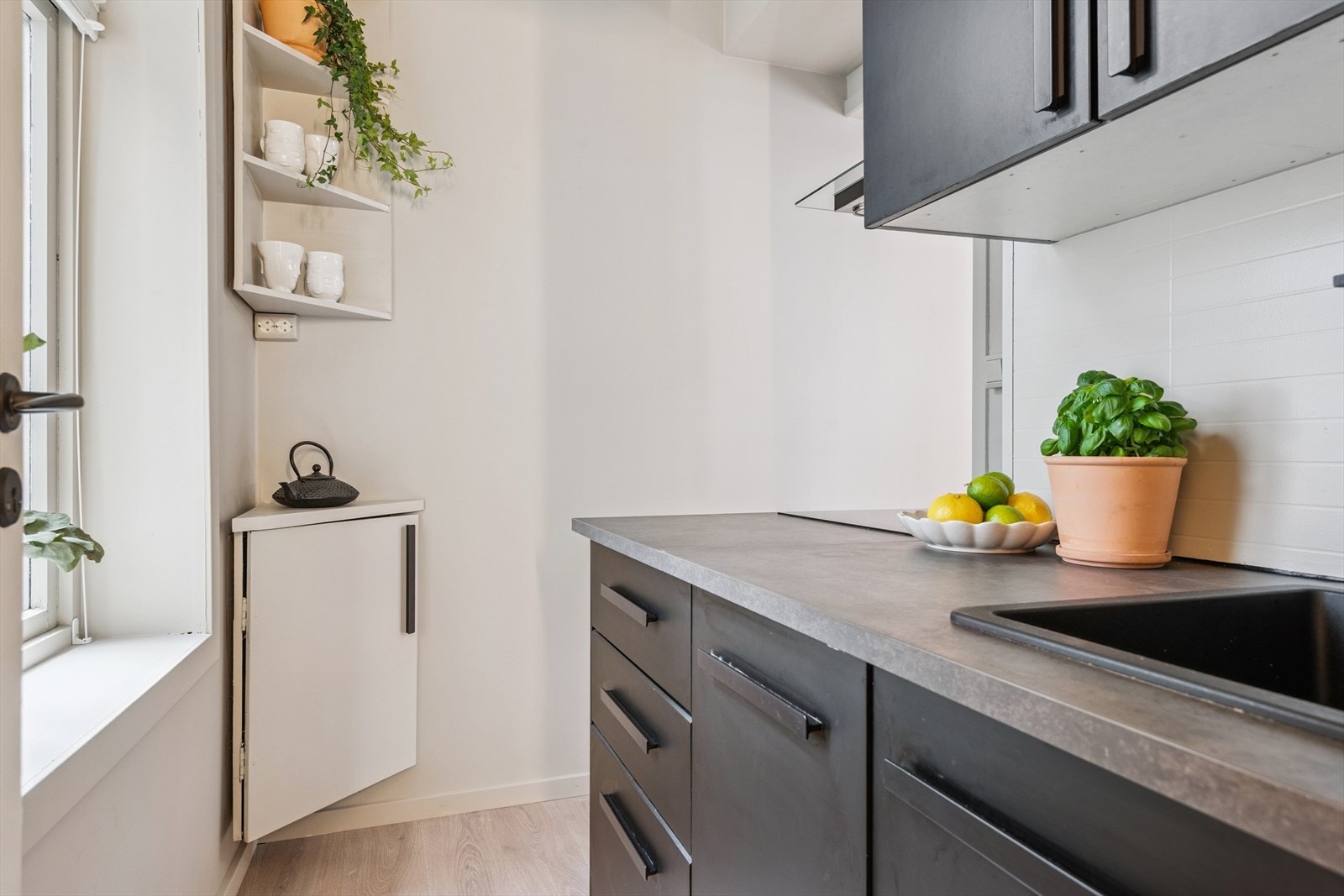 Det er integrert stekeovn/steketopp. Integrert oppvaskmaskin er satt inn i selgers eiertid. Galleribilde