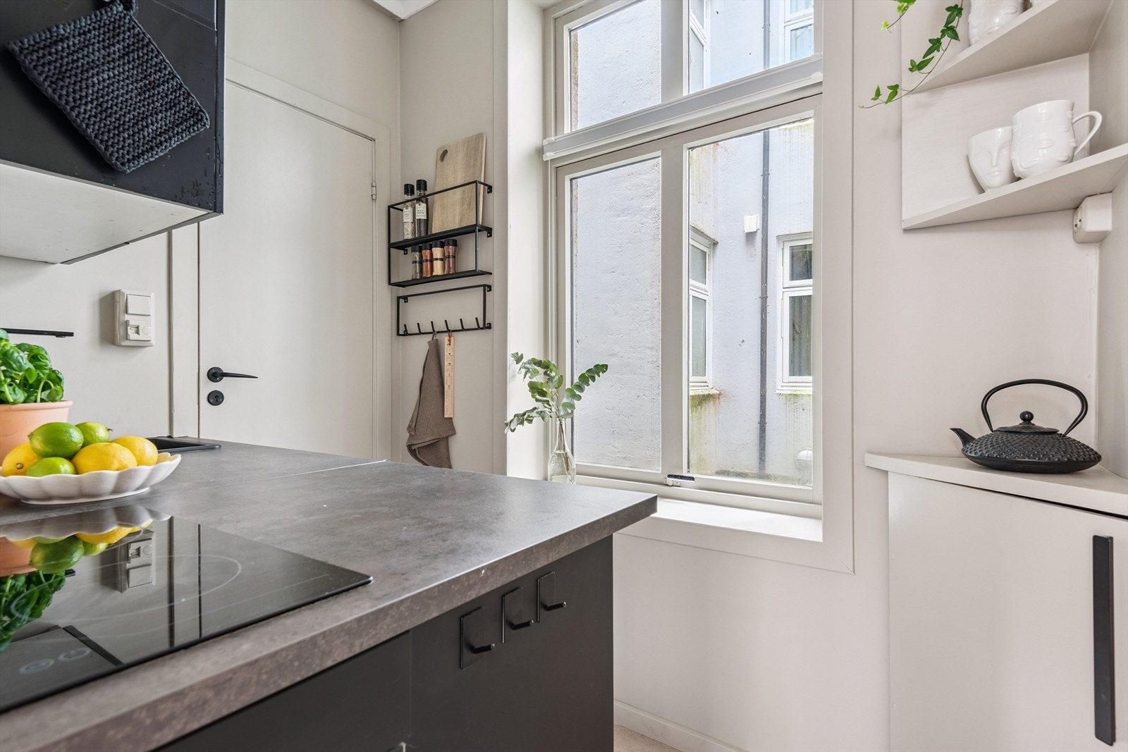 Kjøkken med slette fronter, benkeplater av laminat og vask av kompositt Galleribilde