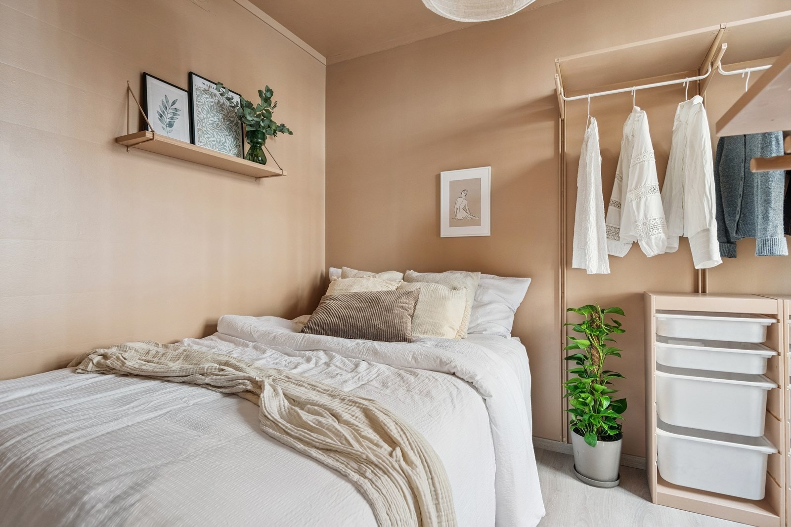 Det er lagt nytt, pent gulv på soverom i 2024, og i stue/kjøkken i 2021. Galleribilde