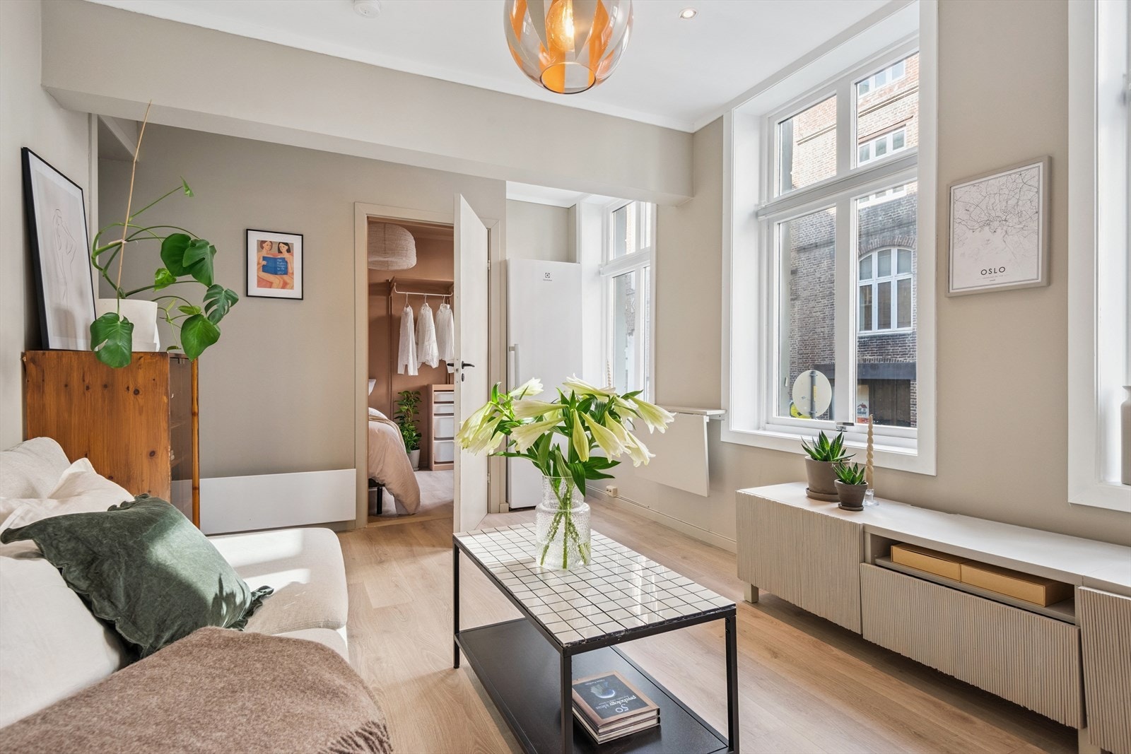 Velkommen til denne trivelige bygårdsleiligheten i Lars Hilles gate - I hjertet av sentrum, men likevel unna travle bylivsgater! Galleribilde