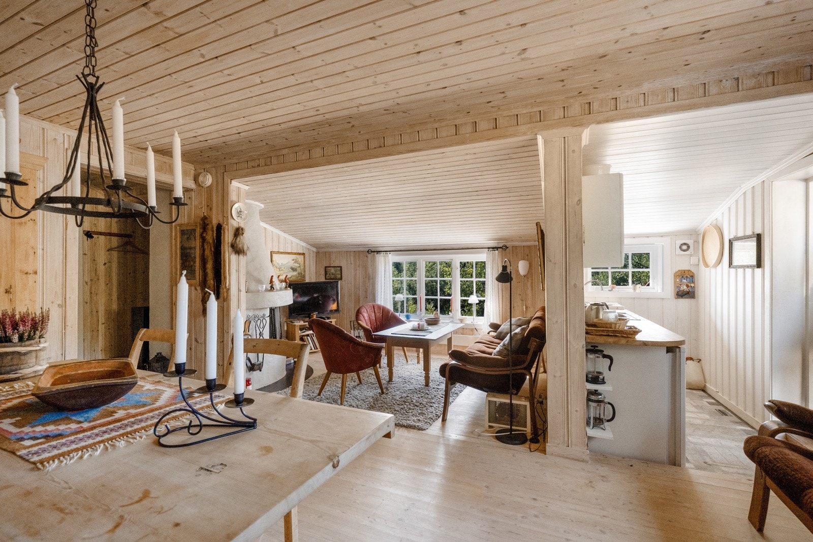 Koselig og funksjonell stue- og spisestueløsning med god plass til både sofagruppe og spisebord. Galleribilde