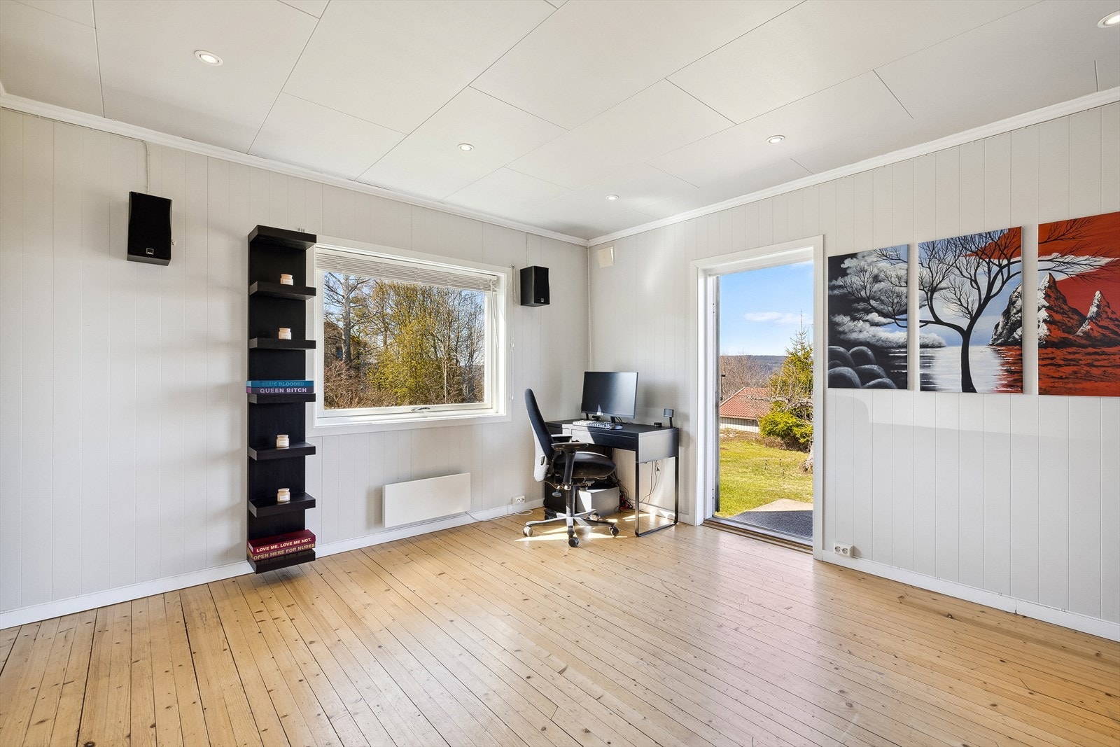 Fra stue er det utgang til støpt uteplass og hage Galleribilde