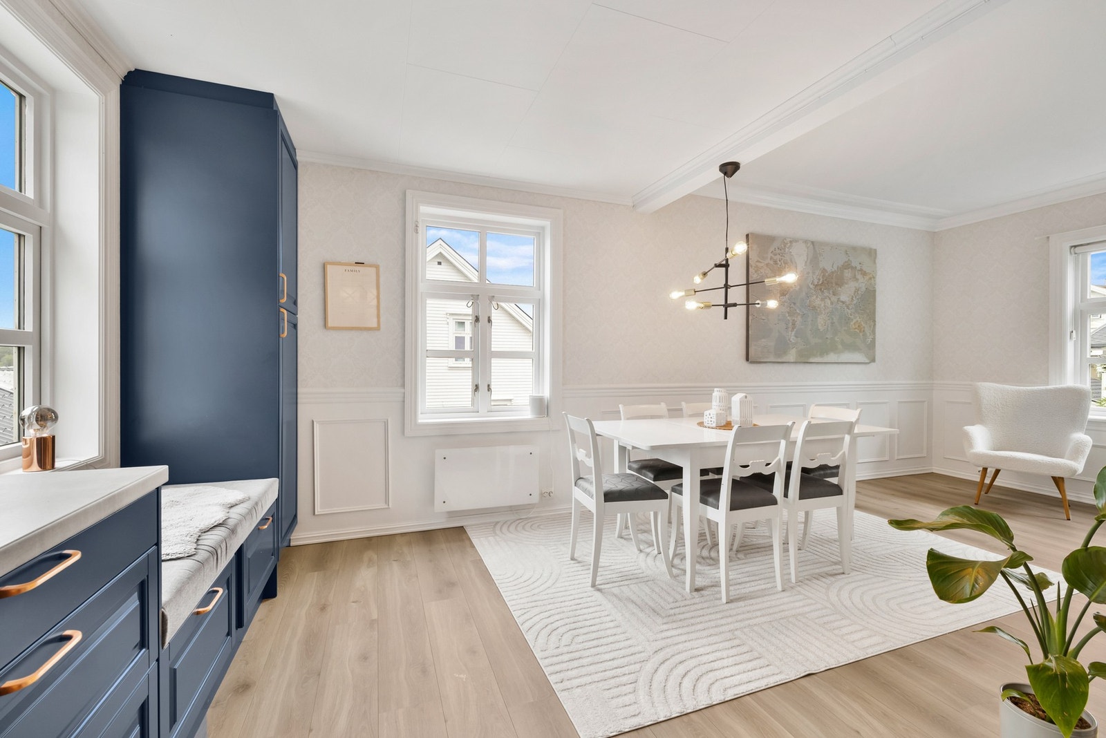 Veggen mot stuen er fjernet for å gi boligen en åpen og sosial løsning Galleribilde