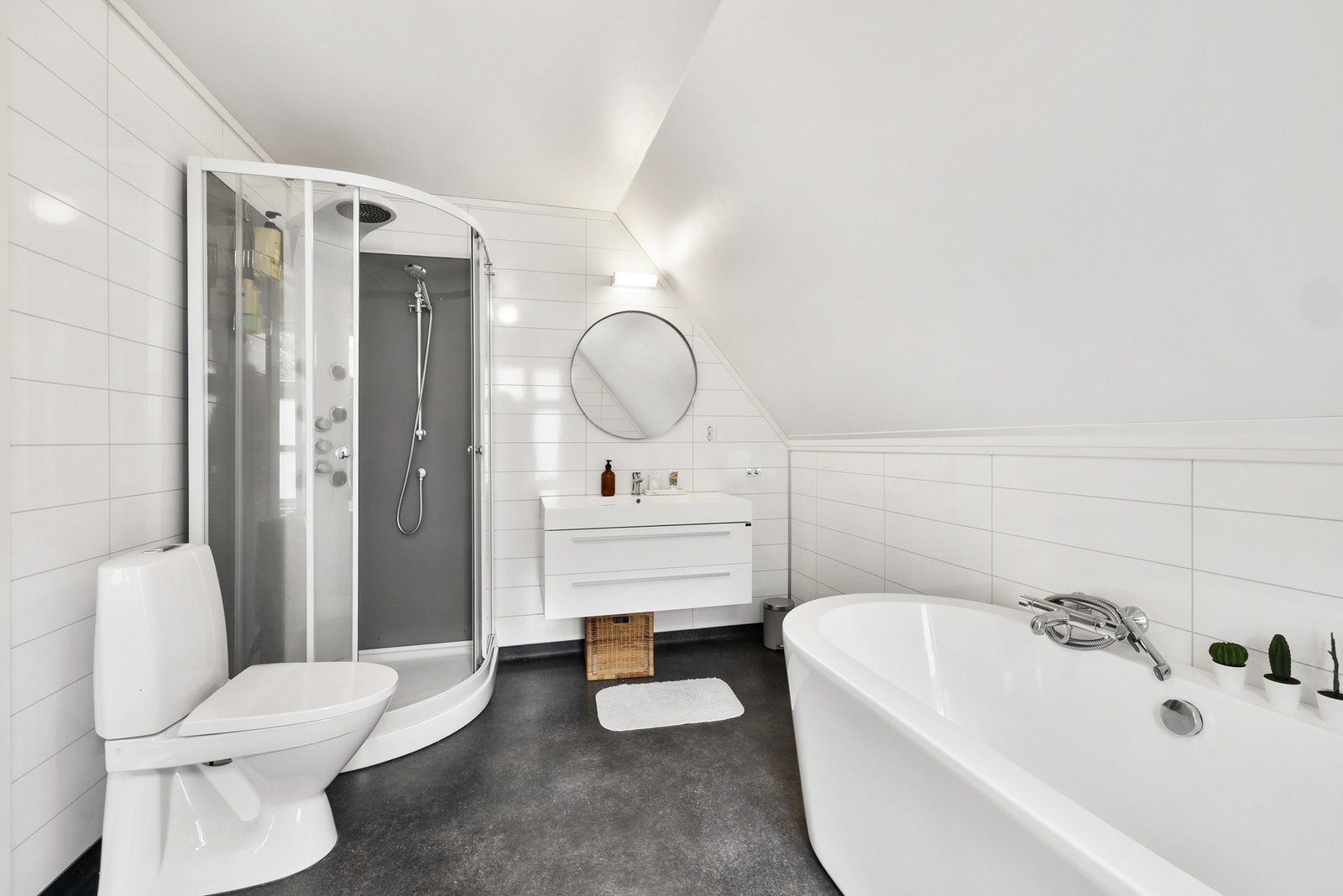 Overflater med gipsplater i himling, baderomsplater på vegger og belegg på gulvet Galleribilde