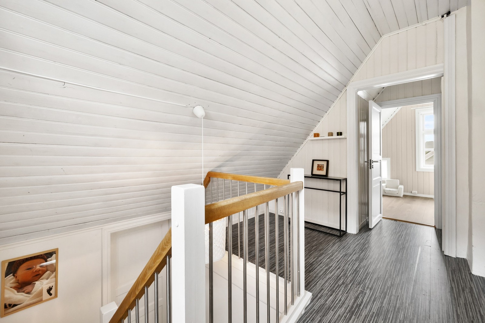 2.etasje består av loftgang, 3 soverom og bad Galleribilde