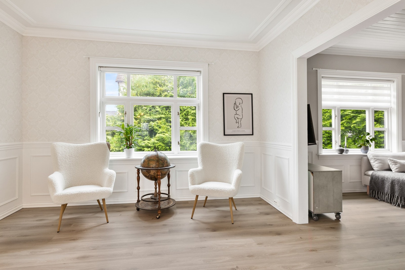 Delikate overflater med tapet og panelt brystning Galleribilde