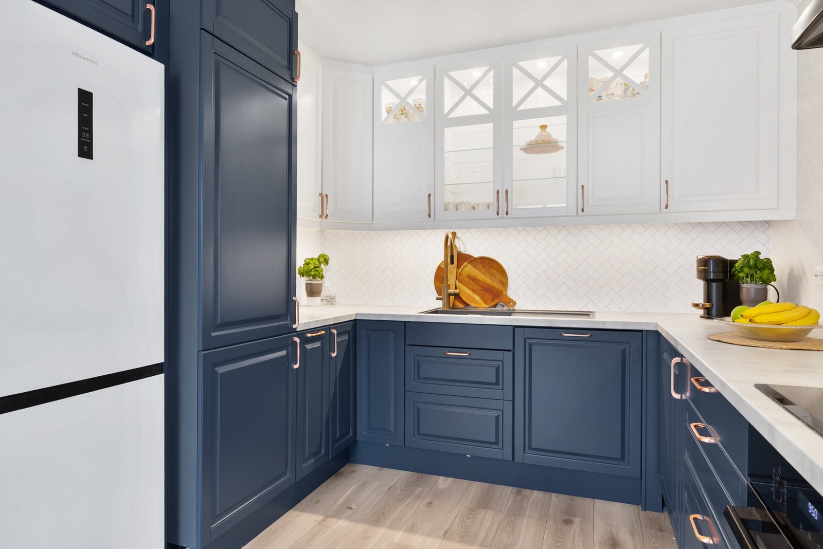 Fin kontrast med hvite overskap mot blå fronter. En tidløs kombinasjon som gir særpreg Galleribilde