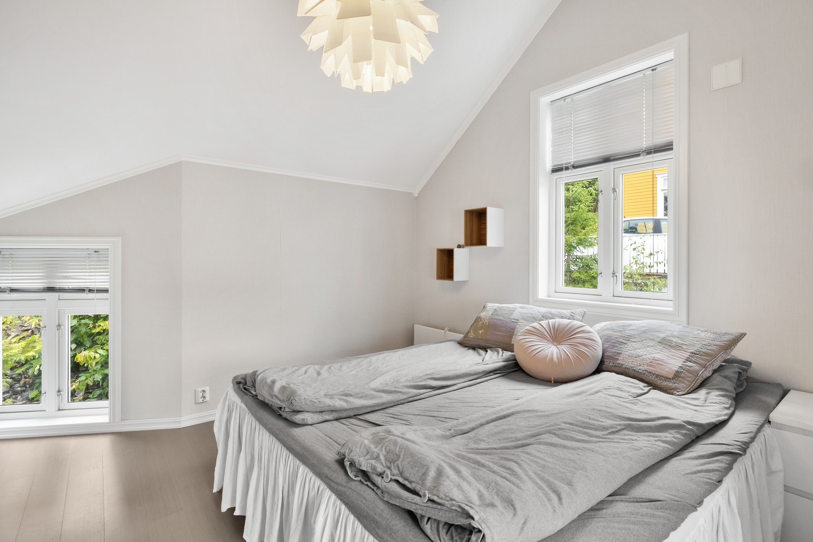 Boligen ble tilbygd i 2004 med entrè og vaskerom i 1.etasje og soverom over Galleribilde